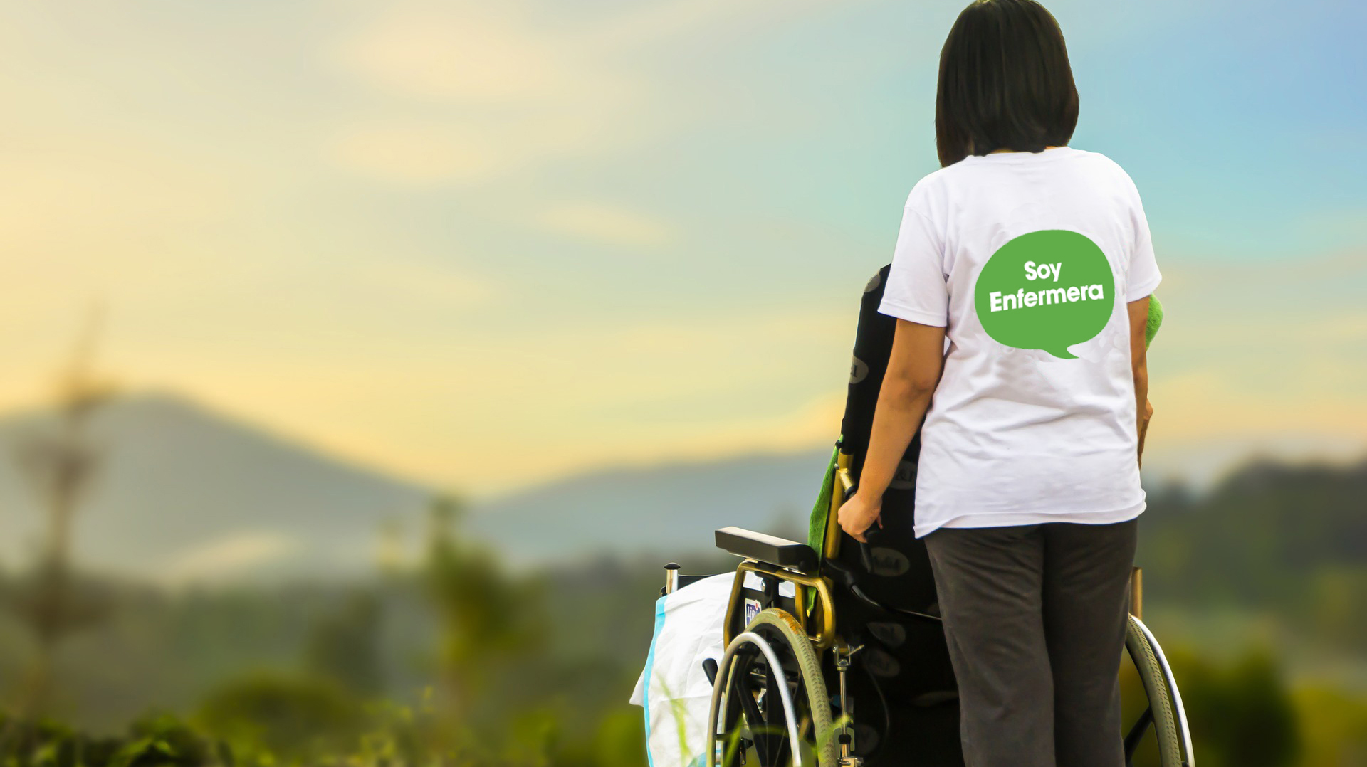 Una enfermera con una silla de ruedas